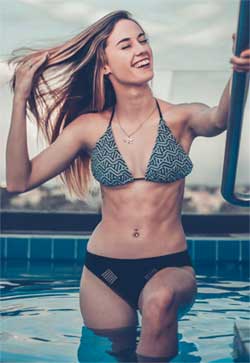 How to Prevent Ingrown Hair and Get a Smooth Bikini Line with a Dry Brush